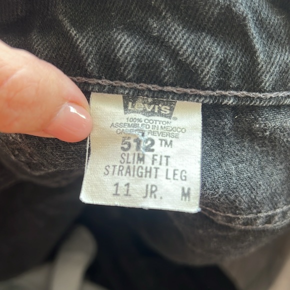 Vintage Levi black distressed hem denim shorts - Picture 3 of 3